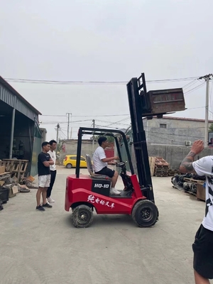 Le client demande un chariot élévateur électrique à palettes pour l'usine de fabrication