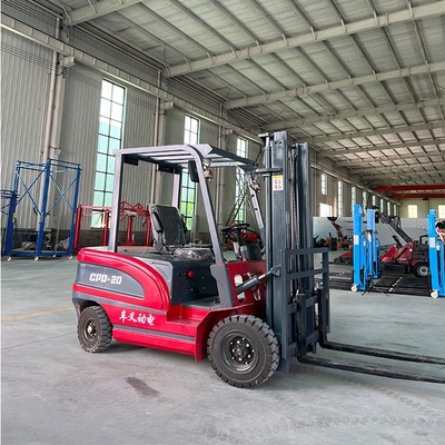 2000 kg de poids Plateforme de levage de chariot élévateur télescopique pour tout terrain et auto-chargement
