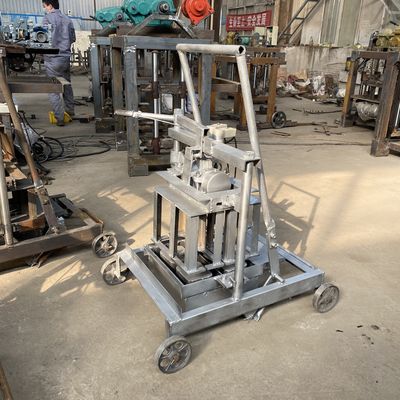 Bonne machine à faire à la main pour les briques de béton creux de bloc caractéristique de demande du client