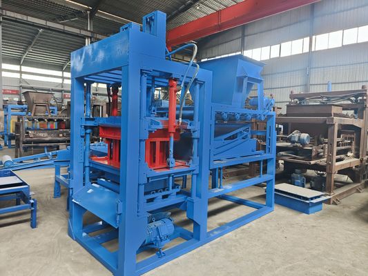 Demande du client Machine de fabrication de briques poreuses avec moules de blocs colorés entrelacés
