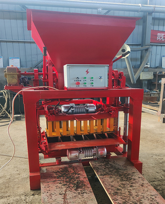 Machine automatique de fabrication de briques à haut rendement avec une capacité de production de 4480 pièces/8 heures