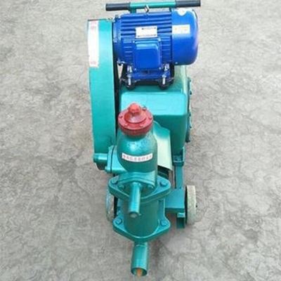 Machine de pulvérisation de matériaux ignifuges à rayon de rotation court pour une ignifugation efficace
