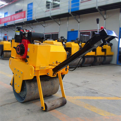 0.8 tonnes de rouleaux à rouleaux vibrants à tambour unique avec une capacité de traitement de 30%.