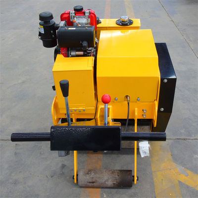 0.8 tonnes de rouleaux à rouleaux vibrants à tambour unique avec une capacité de traitement de 30%.