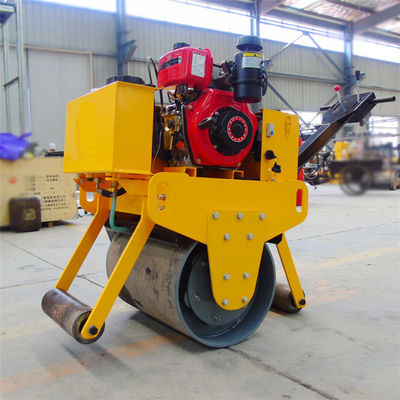 0.8 tonnes de rouleaux à rouleaux vibrants à tambour unique avec une capacité de traitement de 30%.