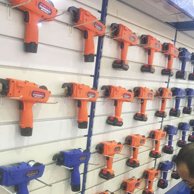 Le client a besoin d'une machine de fixation de barres de rebar avec une tension de 12 V et 2 rouleaux de fils de fixation